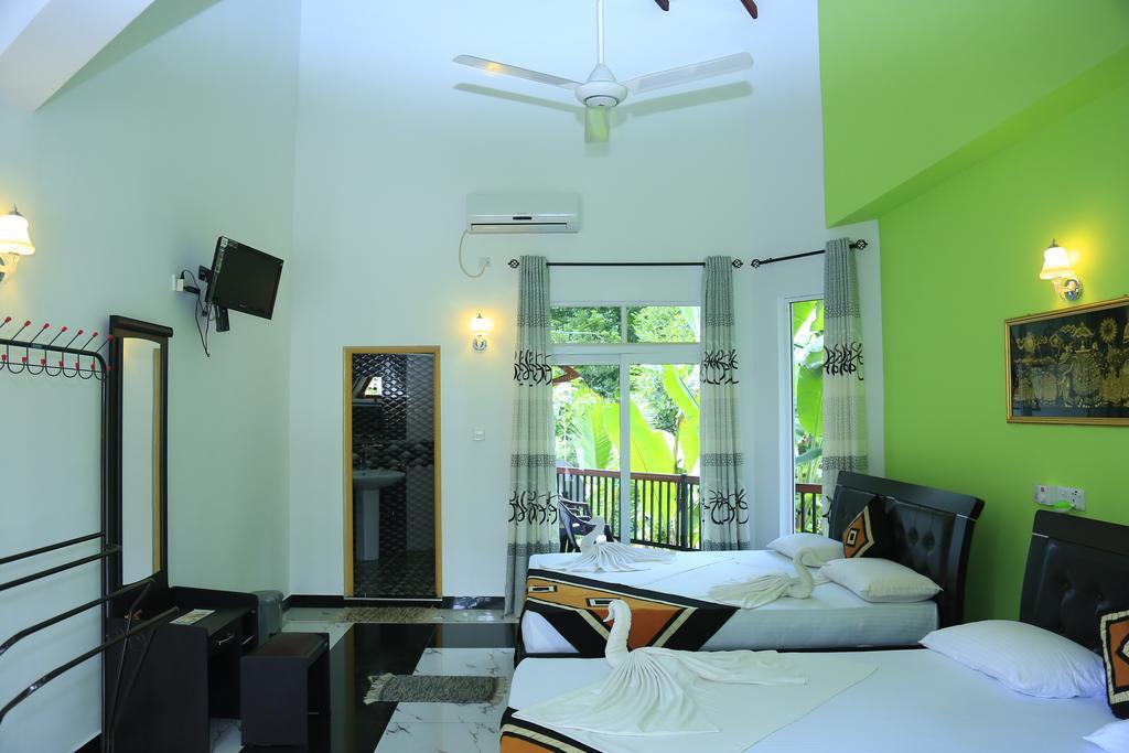 Hotel River Front Tissamaharama Bagian luar foto