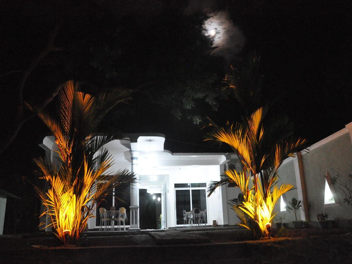 Hotel River Front Tissamaharama Bagian luar foto