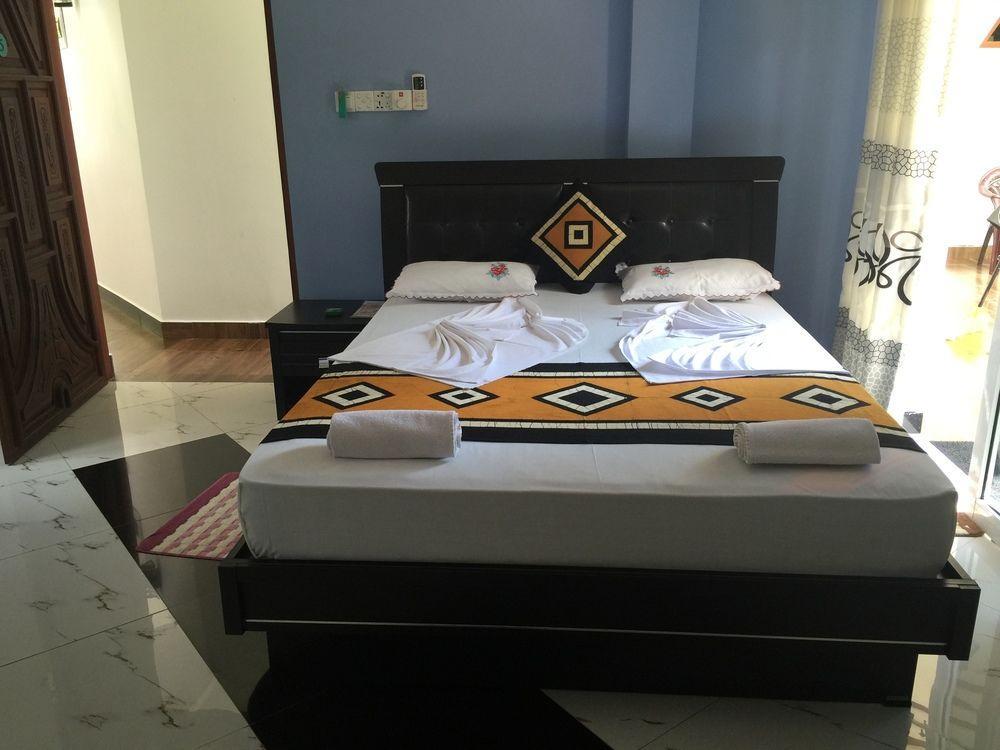 Hotel River Front Tissamaharama Bagian luar foto
