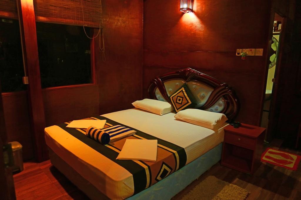 Hotel River Front Tissamaharama Bagian luar foto