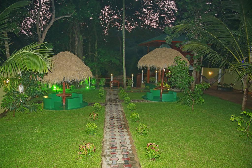 Hotel River Front Tissamaharama Bagian luar foto