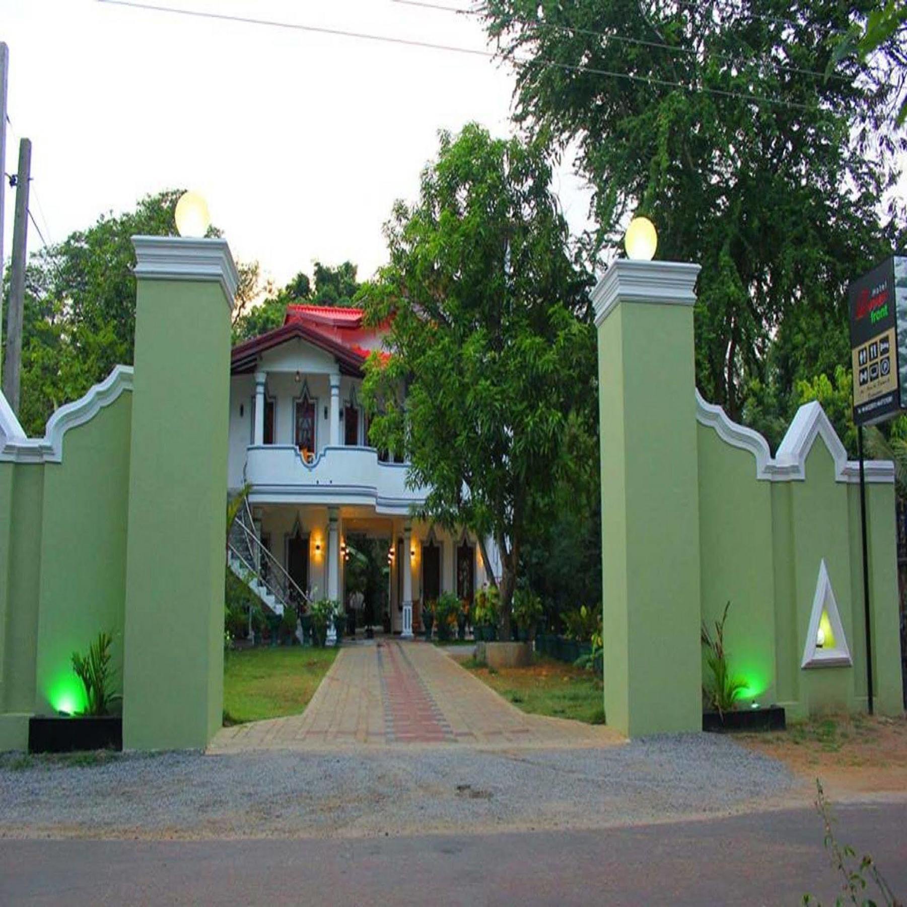Hotel River Front Tissamaharama Bagian luar foto