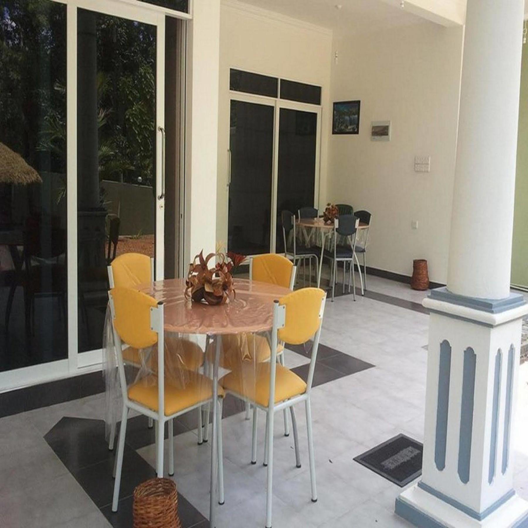 Hotel River Front Tissamaharama Bagian luar foto