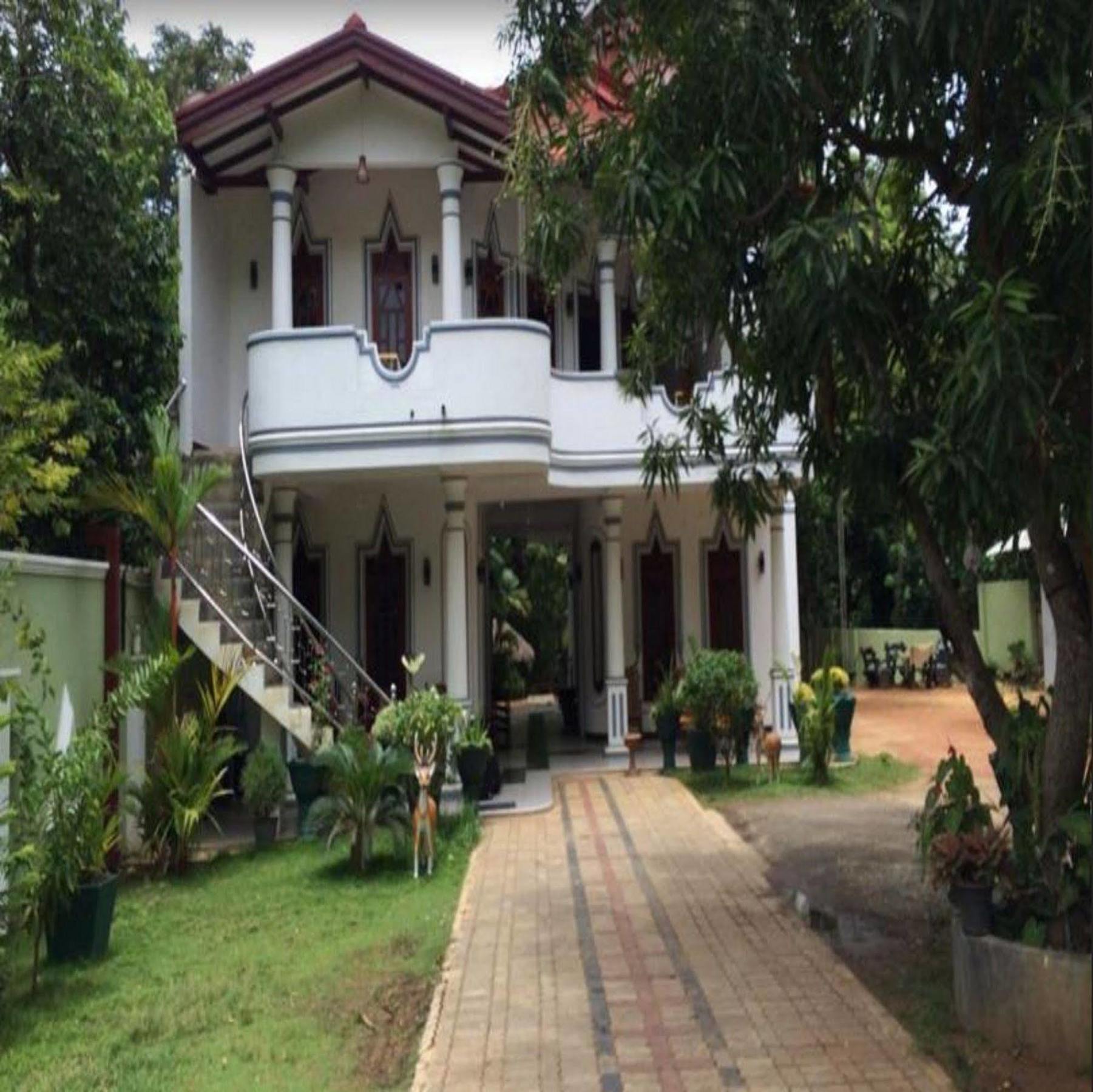 Hotel River Front Tissamaharama Bagian luar foto