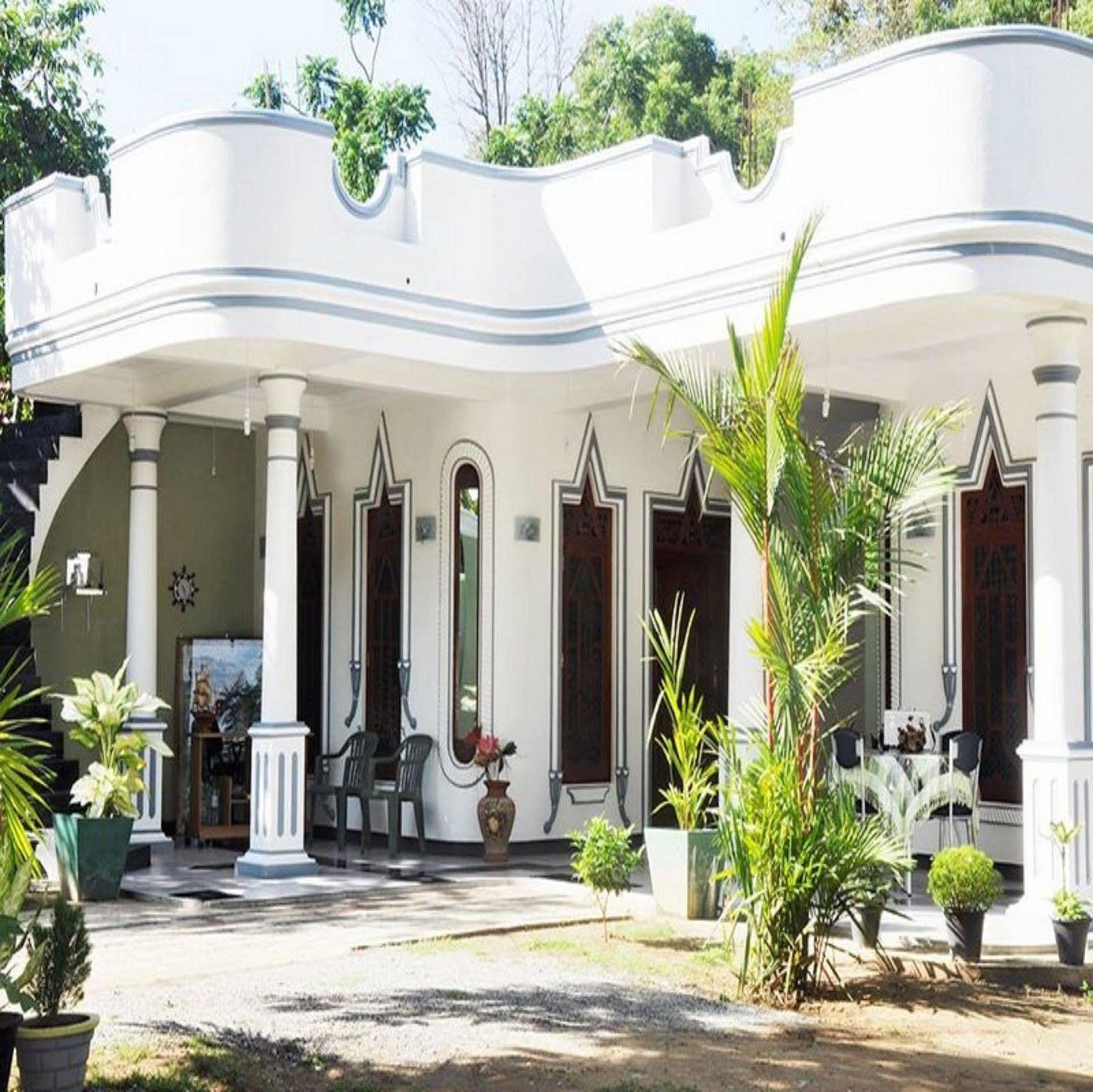 Hotel River Front Tissamaharama Bagian luar foto