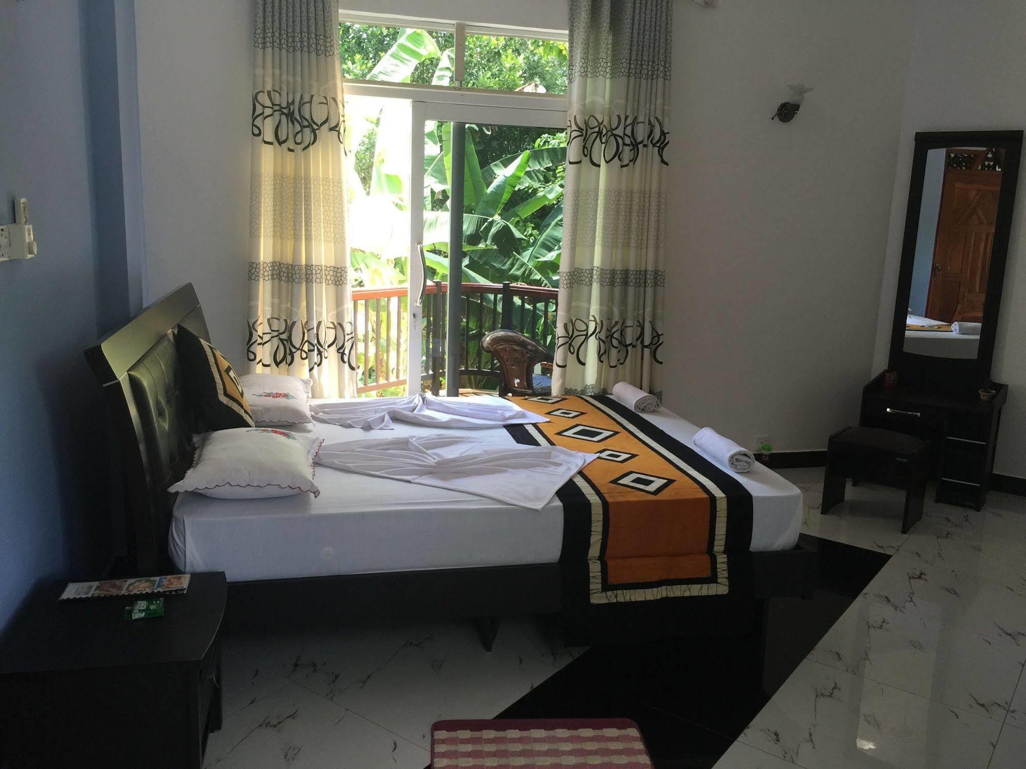 Hotel River Front Tissamaharama Bagian luar foto