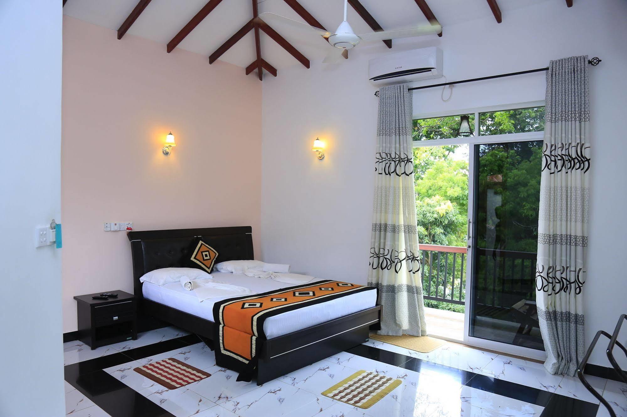 Hotel River Front Tissamaharama Bagian luar foto