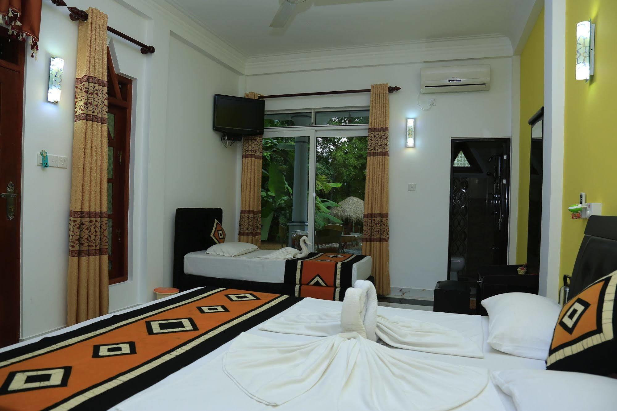 Hotel River Front Tissamaharama Bagian luar foto