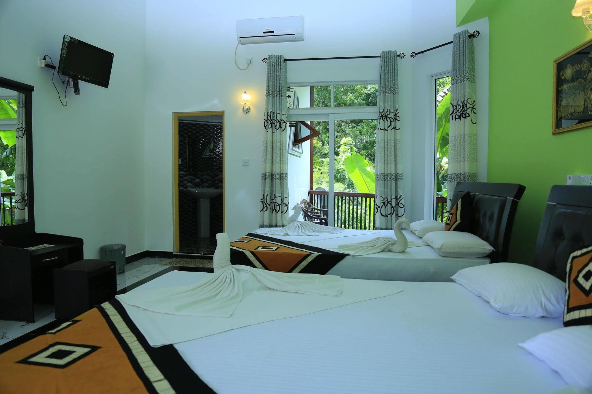 Hotel River Front Tissamaharama Bagian luar foto