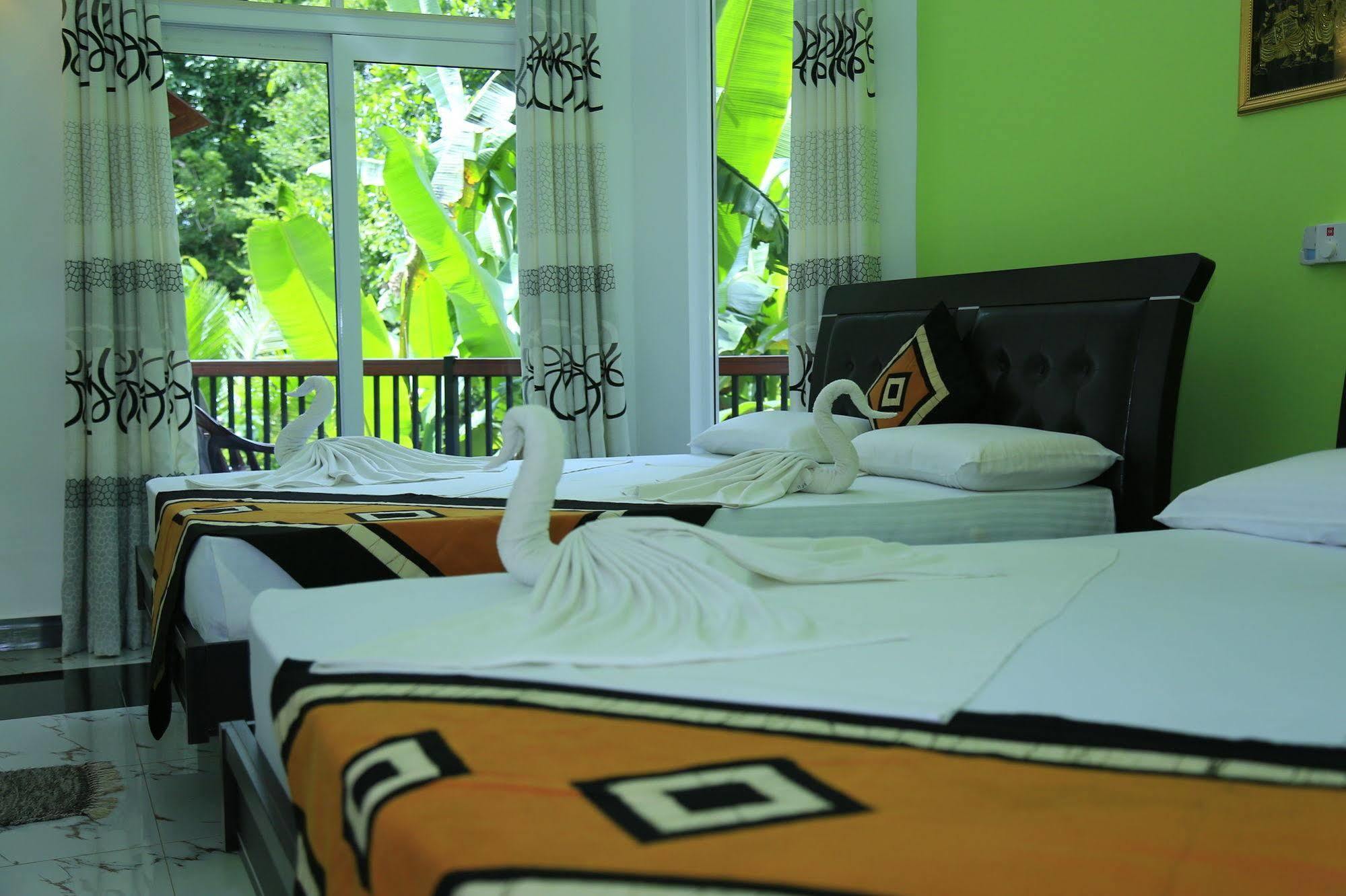 Hotel River Front Tissamaharama Bagian luar foto