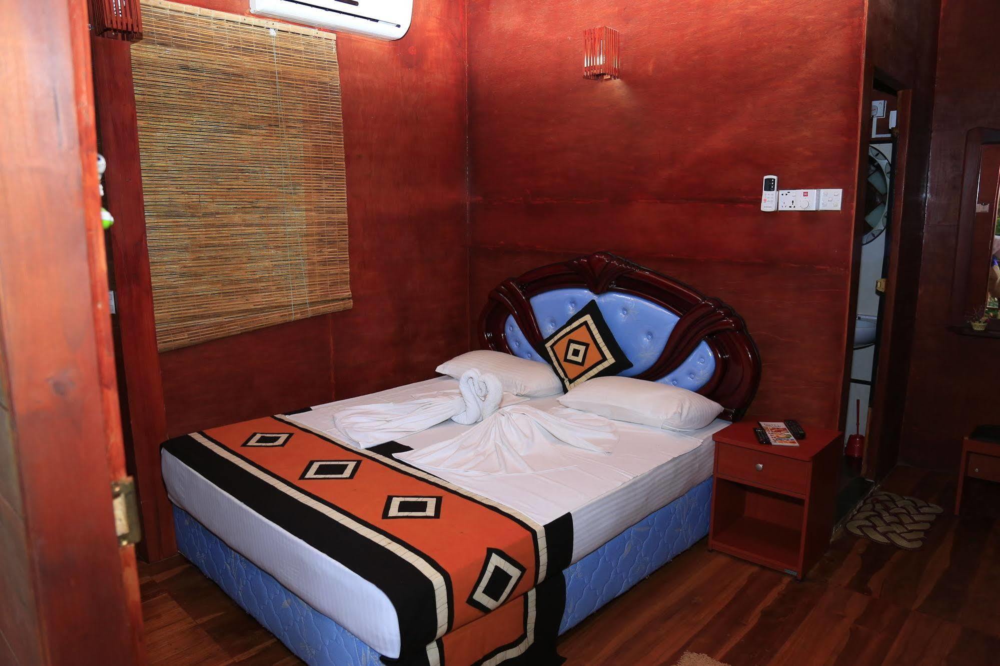 Hotel River Front Tissamaharama Bagian luar foto