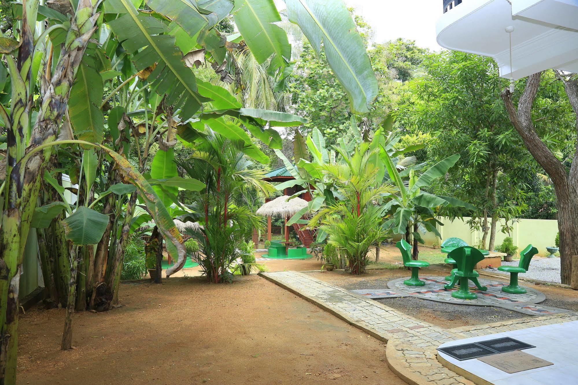 Hotel River Front Tissamaharama Bagian luar foto