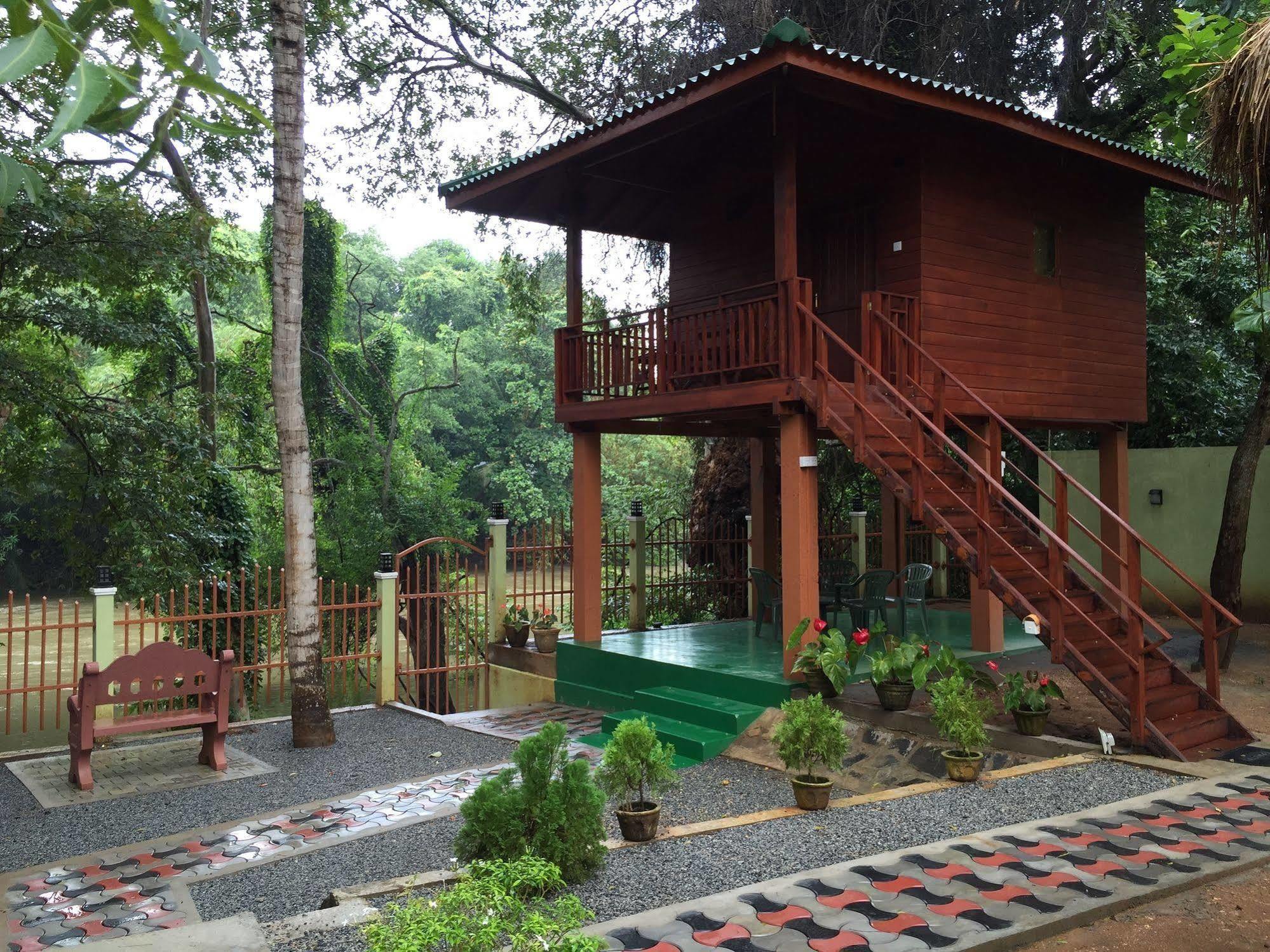 Hotel River Front Tissamaharama Bagian luar foto