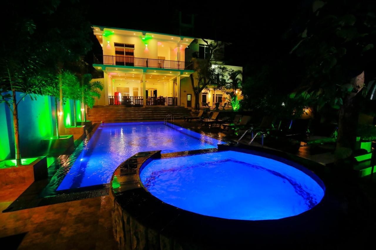 Hotel River Front Tissamaharama Bagian luar foto