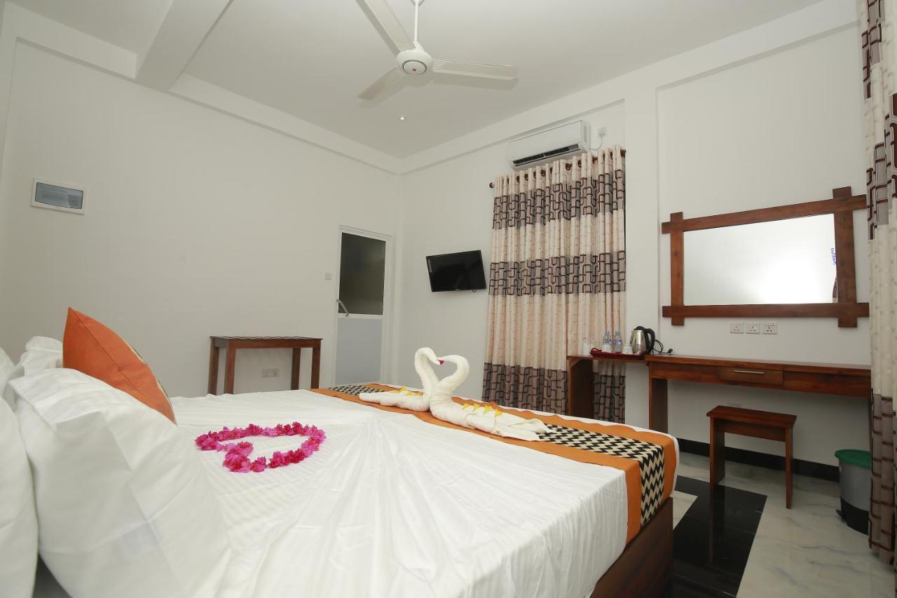 Hotel River Front Tissamaharama Bagian luar foto