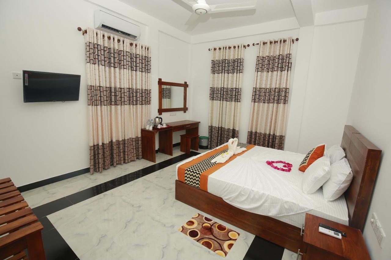 Hotel River Front Tissamaharama Bagian luar foto