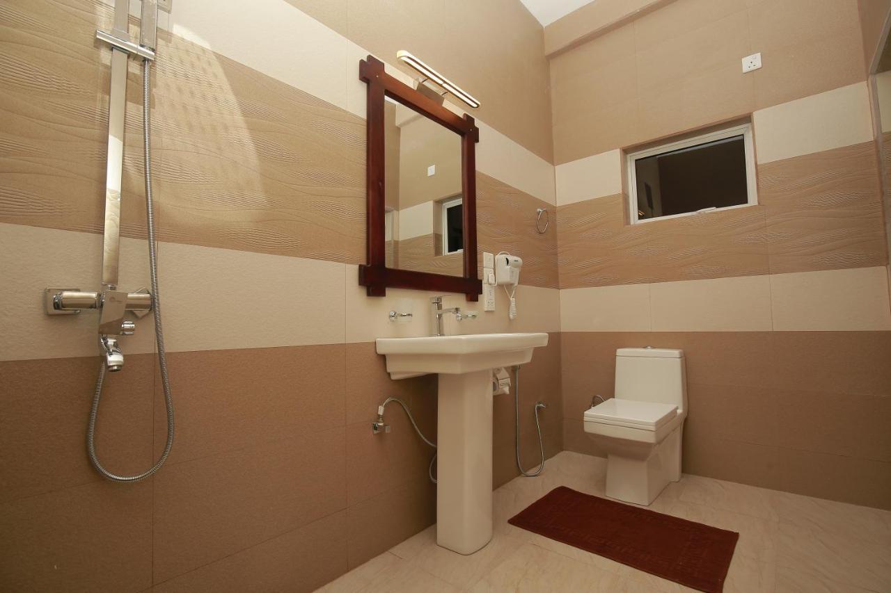 Hotel River Front Tissamaharama Bagian luar foto