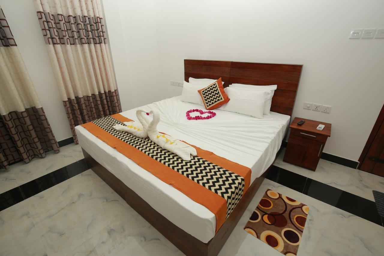 Hotel River Front Tissamaharama Bagian luar foto
