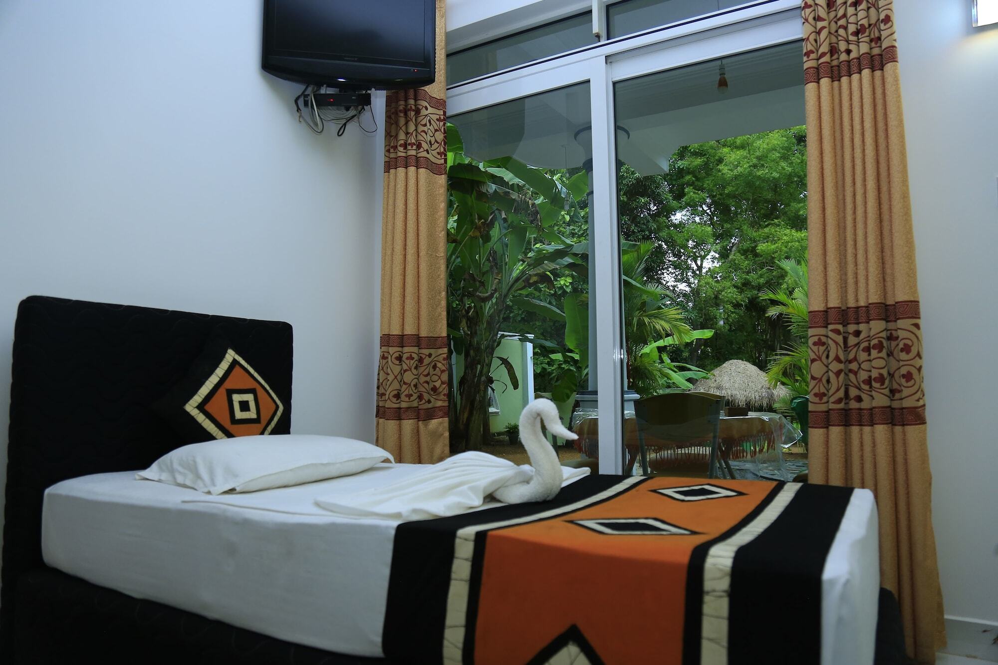 Hotel River Front Tissamaharama Bagian luar foto